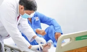 Va phải cửa ôtô mở, kẹt mảnh nhựa trong chân hai tháng
