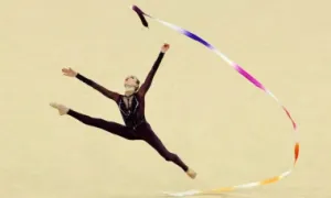 Nhà vô địch thể dục thế giới khổ sở vì cao lên đột ngột